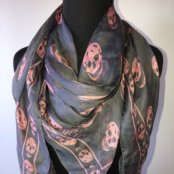 ❌SOLD❌ Alexander McQueen Classic Skull Scarf/Wrap - Picture 13 of 15